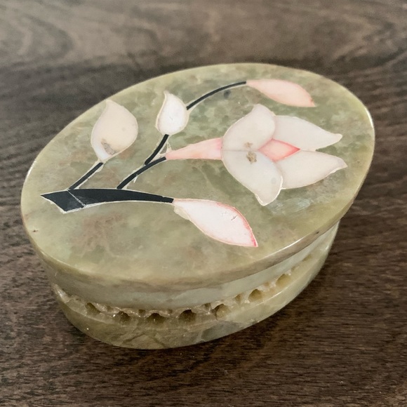 Beautiful carved trinket box - Picture 2 of 6